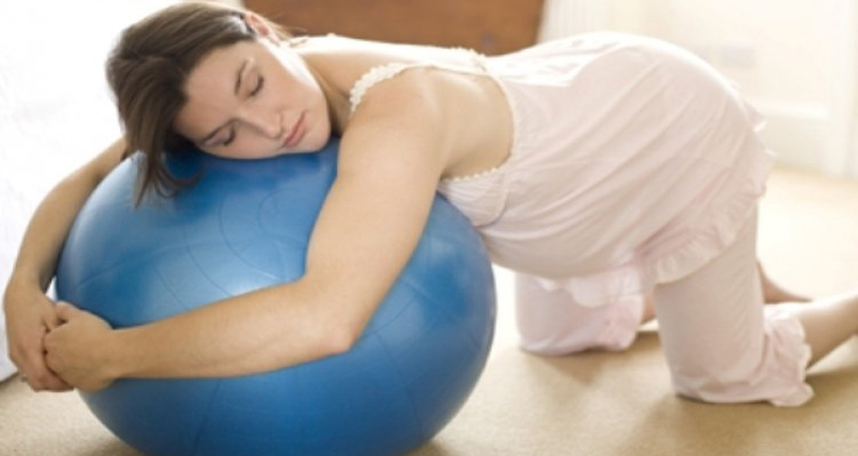 Пять упражнений с фитболом для беременных на каждый день.